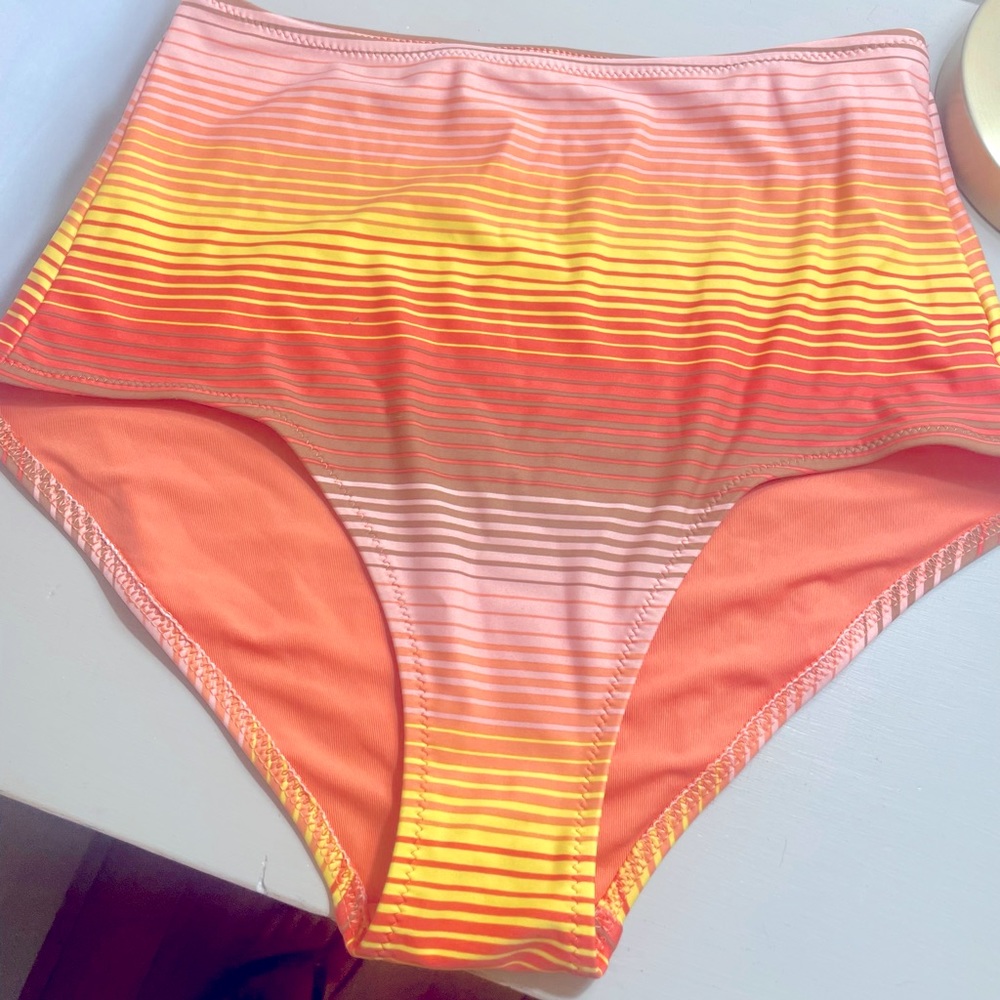Aerie High wasted bottoms. Cute peach, yellow and tan stripe. Size S